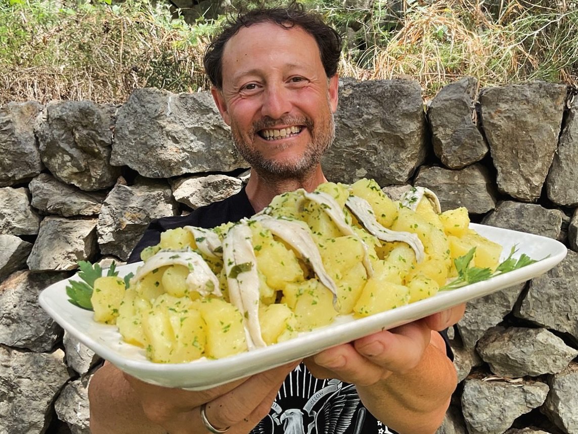 PATATAS ALIÑADAS Receta Fresquita y Económica con pocos Ingredientes
Receta muy Fácil y Refrescante 😋 PREPÁRALA CON ANTELACIÓN y llévatela a cualquier parte! 😃➡️ VIDEO RECETA PASO A PASO EN EL LINK DE MI BIOGRAFIA (LinkTree)Para disfrutar en buena compañía SIN COMPLICARSE EN LA COCINA!PATATAS ALIÑADAS CON BOQUERONES
(Para 4 - 5 personas)
1 Kgr. Patatas
16 Boquerones en Vinagre
1 Diente de Ajo
2 Guindillas Cayena
4 Cuchar. Vinagre (uso Jerez)
8 Cuchar. Aceite Oliva Virgen
3 Cucharadas Perejil Picado
2 Hojas de Laurel
Sal y Pimienta#guillerodriguez #papas #boquerones #patatas #glutenfree #Recetas #cocina #Recetasfaciles #food #foodies #foodlovers #instafood #foodstagram #papasaliñas #videoreceta