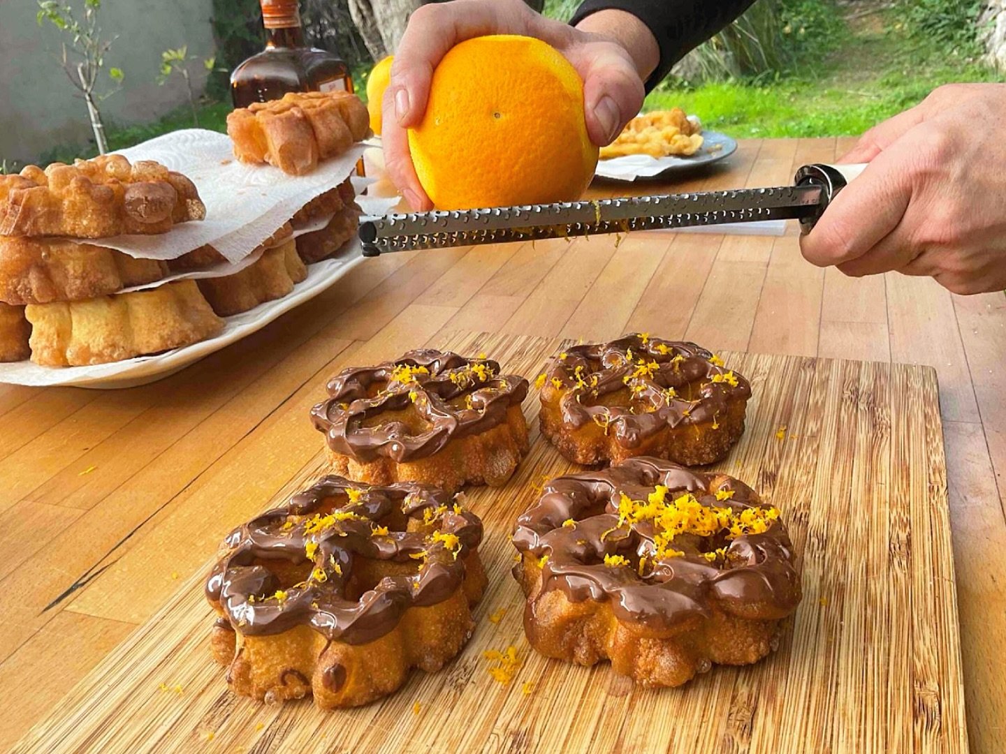 Flores de Carnaval con naranja y chocolate 🍊🍫
Las clásicas de siempre… pero con nuestro toque especial 😏
Crujientes, aromáticas y bañadas en chocolate para volverte loco al primer bocado.
Perfectas para Carnaval, para merendar o para darte un capricho sin excusas 💛
👉 Tienes la vídeo receta completa en el link de mi bio.
#Guillerodriguez #cocinarpocoydisfrutarmucho #FloresDeCarnaval #RecetasCaseras #DulcesTradicionales