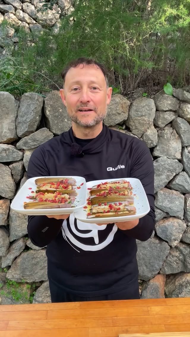 🐚 Navajas con Refrito de Ajo y Jamón 🧄🍖
Ojito a esto… que si las pruebas, te vas a enamorar 🤤. Primero limpias bien las navajas (sí, también hay que filtrarlas 😅), las pasas un momentito por la sartén y luego… ¡zas! refrito de ajo y jamón ibérico por encima. El mar se junta con la montaña y el resultado es puro placer.
✨ Cocinar Poco y Disfrutar Mucho, que la vida no está para complicarse.
Dale ❤️ si te ha entrado hambre y guarda el reel para tu próxima comida rica 😎👇
#navajas #recetasfaciles #marisco #recetasdemar #recetascaseras #jamoniberico #aperitivoperfecto #recetasdeautor #cocinaespañola #reels #food #foodie #foodies #instafood #homecooking #recetadeldia #fyp #foryou #pilpileando #guillerodriguez #reelsi̇nstagram