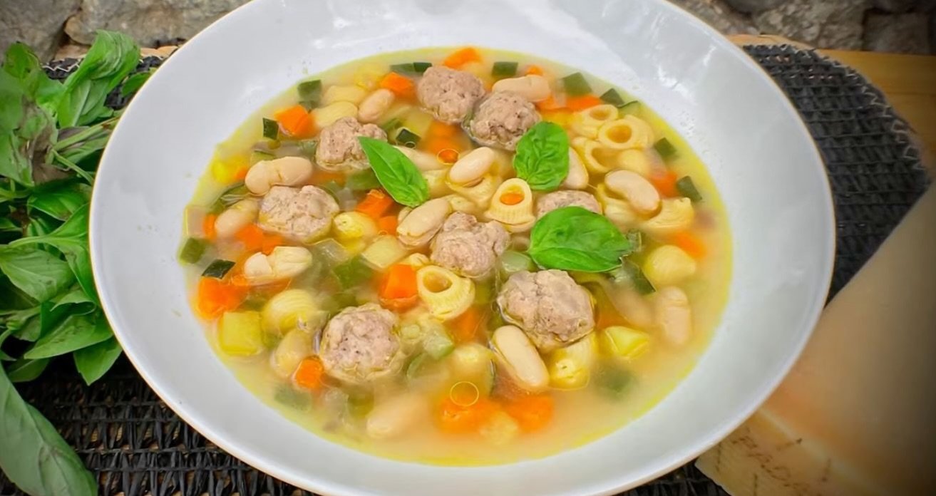 RECETA DE SOPA FABULOSA paso a paso 🍲
Lo tiene todo: verduras, carne, legumbres y pasta. Deliciosa y reconfortante, perfecta como plato único para toda la familia.👉🏻 Video Receta paso a paso en el link de biografía (Link Tree)#recetasdeguilleen5minutos #SOPA #sopasrecipe #sopadeverduras #Recetasfaciles ideasen5minutos Recetasdecocina Easyrecipes