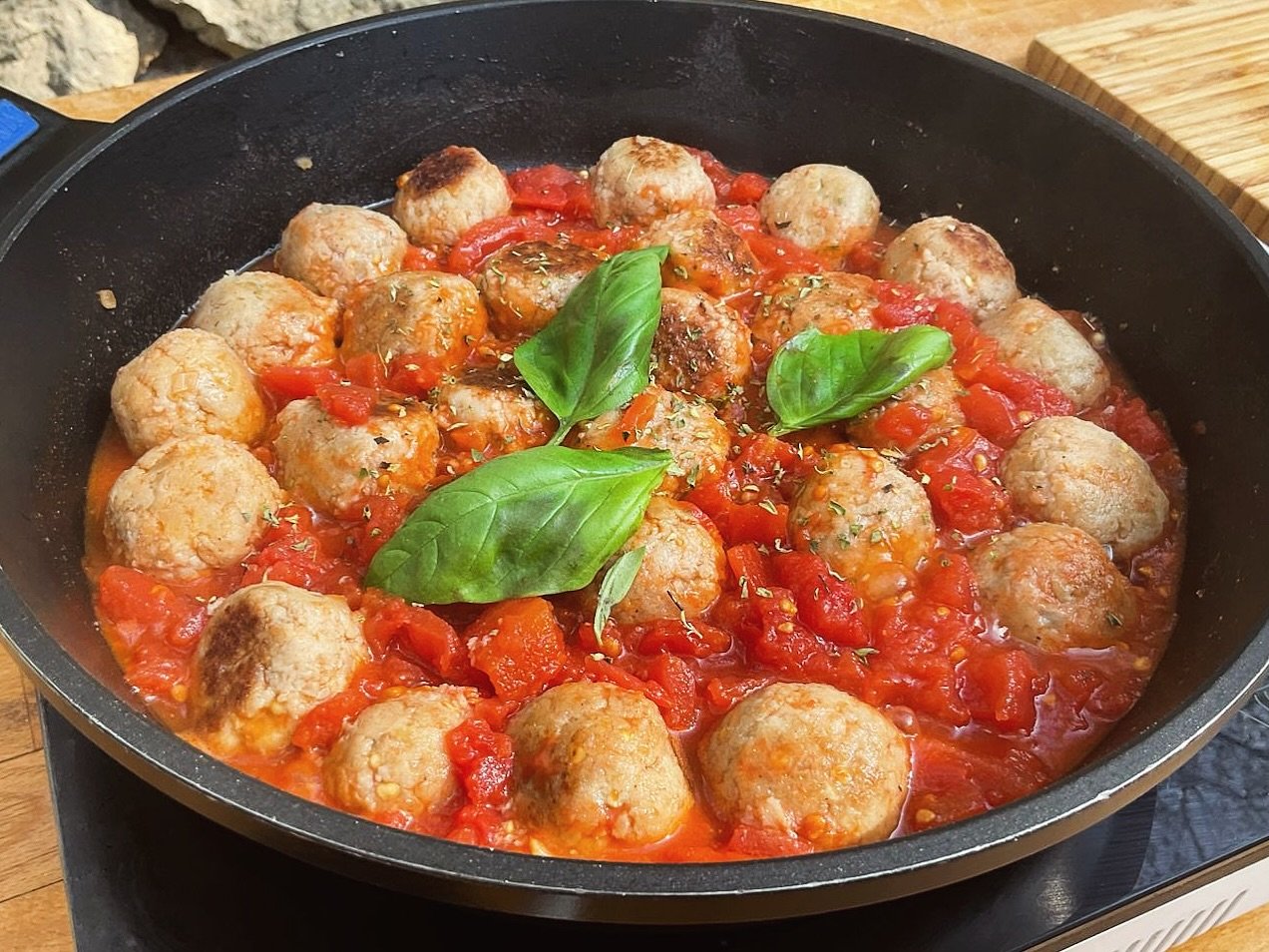 ¡Albóndigas de Berenjena que te harán mojar pan sin parar! 😋
Jugosas, sabrosas y súper fáciles de preparar con antelación: calientas y listo. 🔥
➡️ Tienes la receta paso a paso en el link de mi biografía 📌 (Linktree)
Prepárate, porque la salsa es tan irresistible que no querrás dejar ni una gota. 😉
#guillerodriguez #Videoreceta #recetasdeguilleen5minutos
#AlbóndigasDeBerenjena #RecetasCaseras #ComidaConAmor #Foodie #PlatosQueEnamoran #RecetasJugosas #CocinaFácil #ComidaMediterránea #DeliciosoYSano #FoodLovers #RecetasParaTodos #CocinarPocoYDisfrutarMucho #PlacerCulinary #Gastronomía #HechoEnCasa #SaborIrresistible #RecetasConVerduras