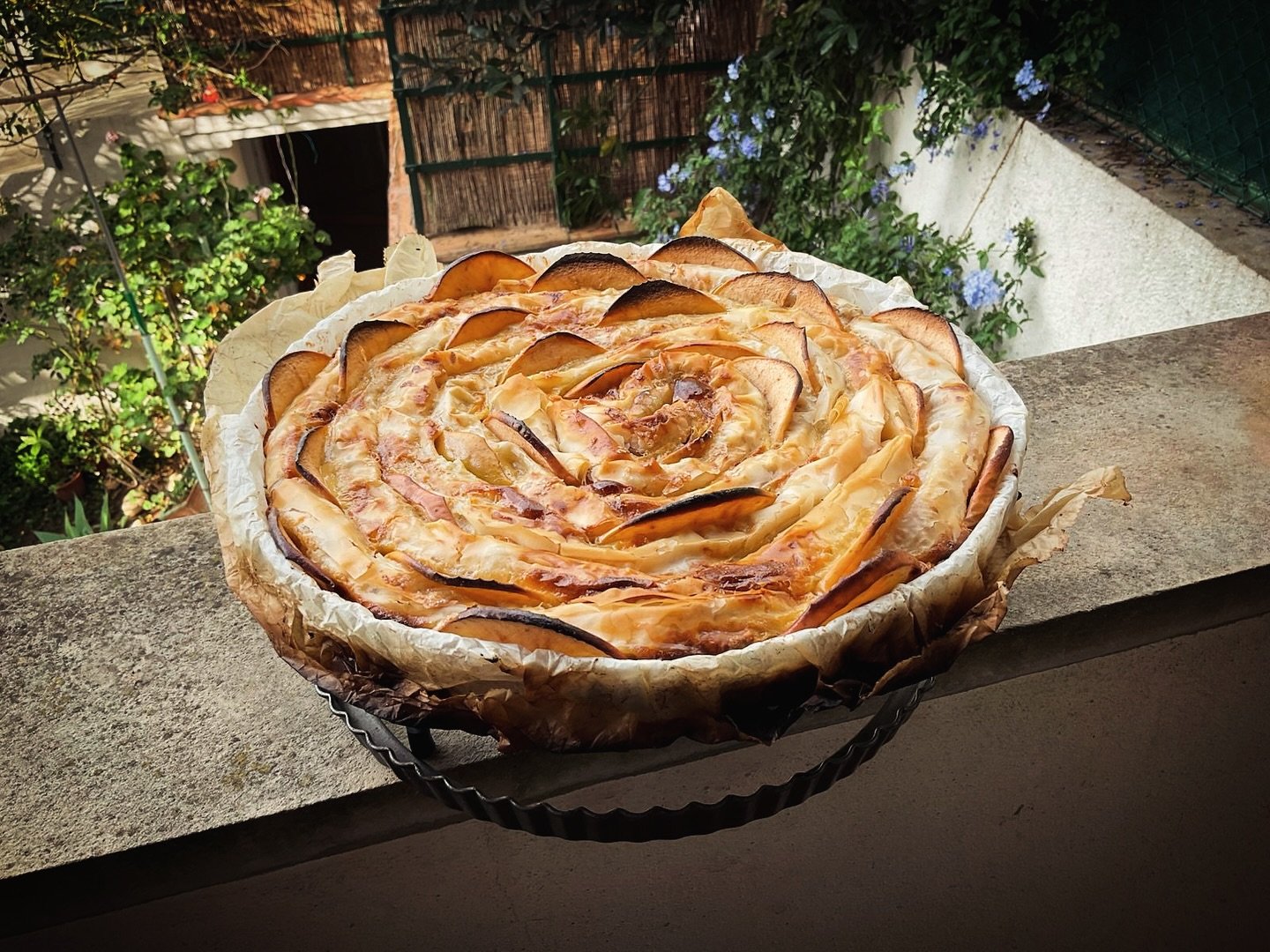 TARTA DE MANZANA 🍎 ¡DELICIOSA! Cremosa y Crujiente a la vez 👍🏻👉🏻 Tarta de Manzana paso a paso en el Link de mi Biografía. (LinkTree)INGREDIENTES TARTA DE MANZANA
Tartera 28 cm. (6 - 8 Raciones)
6 Manzanas dulces medianas
7 Hojas Pasta Filo
1 Huevo (L)
60 gr. Mantequilla
150 ml. Nata Líquida 18% MG
1 Cucharita Canela en polvo
2 Cucharadas Azúcar Moreno
Piel de Limón
1 Cucharita Esencia Vainilla
1 Pellizco de Sal#Recetasdeguilleen5minutos #tartademanzana #manzana #tarta #applepie #pie #postre #dulce #Recetasfaciles #Recetasen5minutos #ideasen5minutos #Recetasdecocina #foodies #Recetas