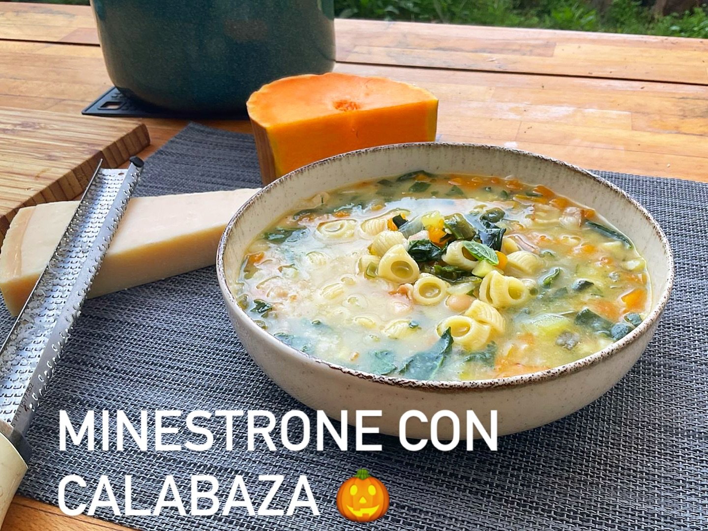 Esta minestrone de calabaza es de las sopas que apetecen siempre: sencilla, sabrosa y muy casera.
Con verduras, pasta, alubias y ese toque final que la hace irresistible.
👉🏻 VIDEO RECETA EN EL LINK DE MI BIO (LINKTREE)#guillerodriguez #Sopa #calabaza #minestrone #CocinarPocoyDisfrutarMucho