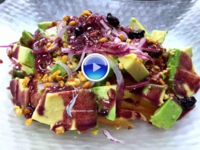 ENSALADA DE AGUACATE Y TOMATE CON VINAGRETA DE MORAS