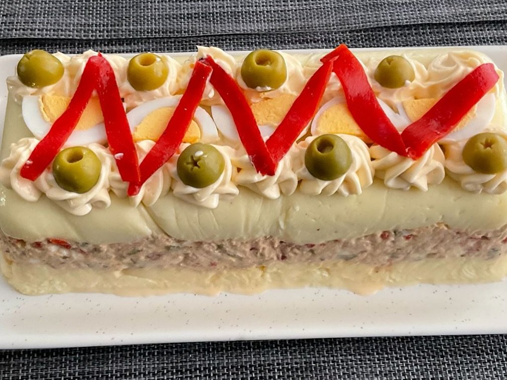 Receta PASTEL FRÍO DE VERANO muy Sabroso y Refrescante 😋
Prepáralo con Antelación con Ingredientes que tienes en Casa 😃👌🏻➡️ VIDEO RECETA PASO A PASO EN EL LINK DE MI BIO. (LinkTree)INGREDIENTES PASTEL FRÍO DE VERANO
(Cantidades 4 - 6 personas)
MOLDE DE 1,5 LITROS
125 gr. Sobre Copos de Patata
750 ml. Leche
35 gr. Mantequilla
Sal y Pimienta* RELLENO Y DECORACIÓN240 gr. Atún en Aceite
7 Huevos (M)
4 Pimientos Piquillo
120 gr. Aceitunas
6 Pepinillos Encurtidos
3 Cucha. Salsa Mahonesa
1 Cucharita Mostaza Pasta#guillerodriguez #pastel #pastelsalado #pastelfrio #Recetas #Cocina #glutenfree #Recetasfaciles #food #foodlovers #instafood #foodies #videoreceta #nofilter