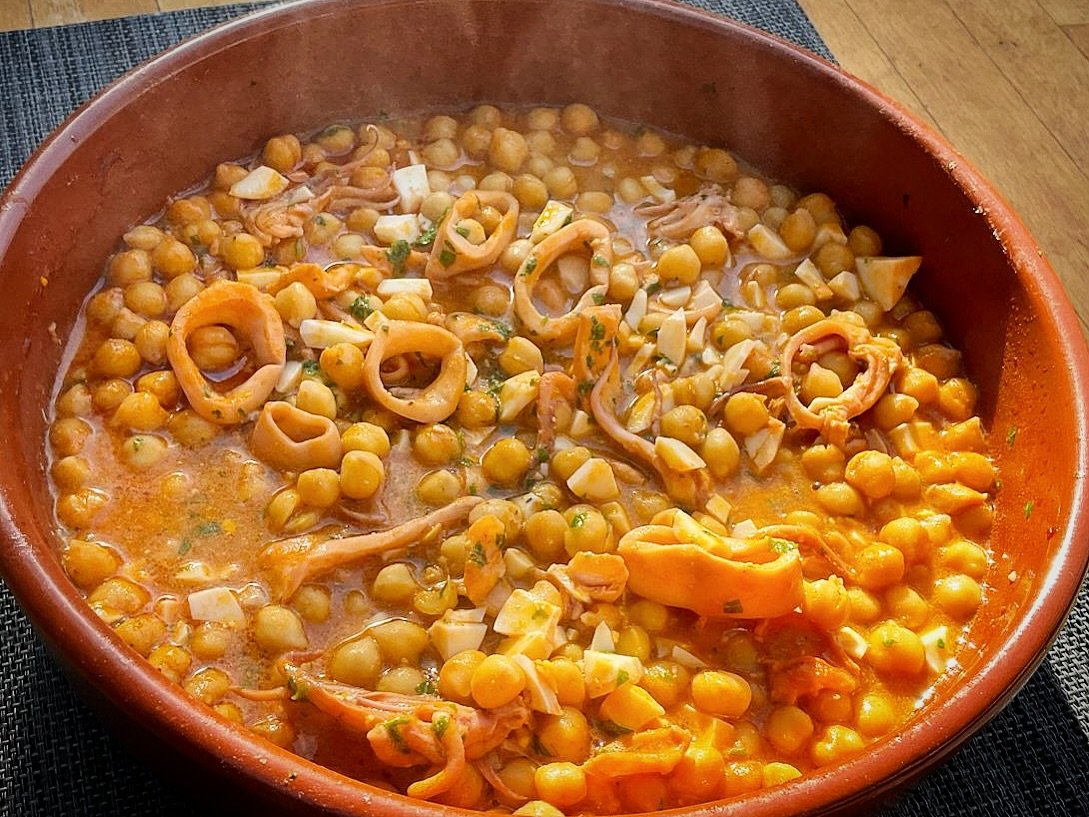 Plato de cuchara rápido y de los que reconfortan 🥄
Garbanzos con calamares listos en 15 minutos, fáciles y con un truco final que marca la diferencia 👌
👉🏻 ENLACE A VIDEO RECETA PASO A PASO EN EL LINK DE MI BIO (Linktree)
#garbanzosconcalamares #platosdecuchara #recetasfaciles #recetasrapidas #cocinaencasa