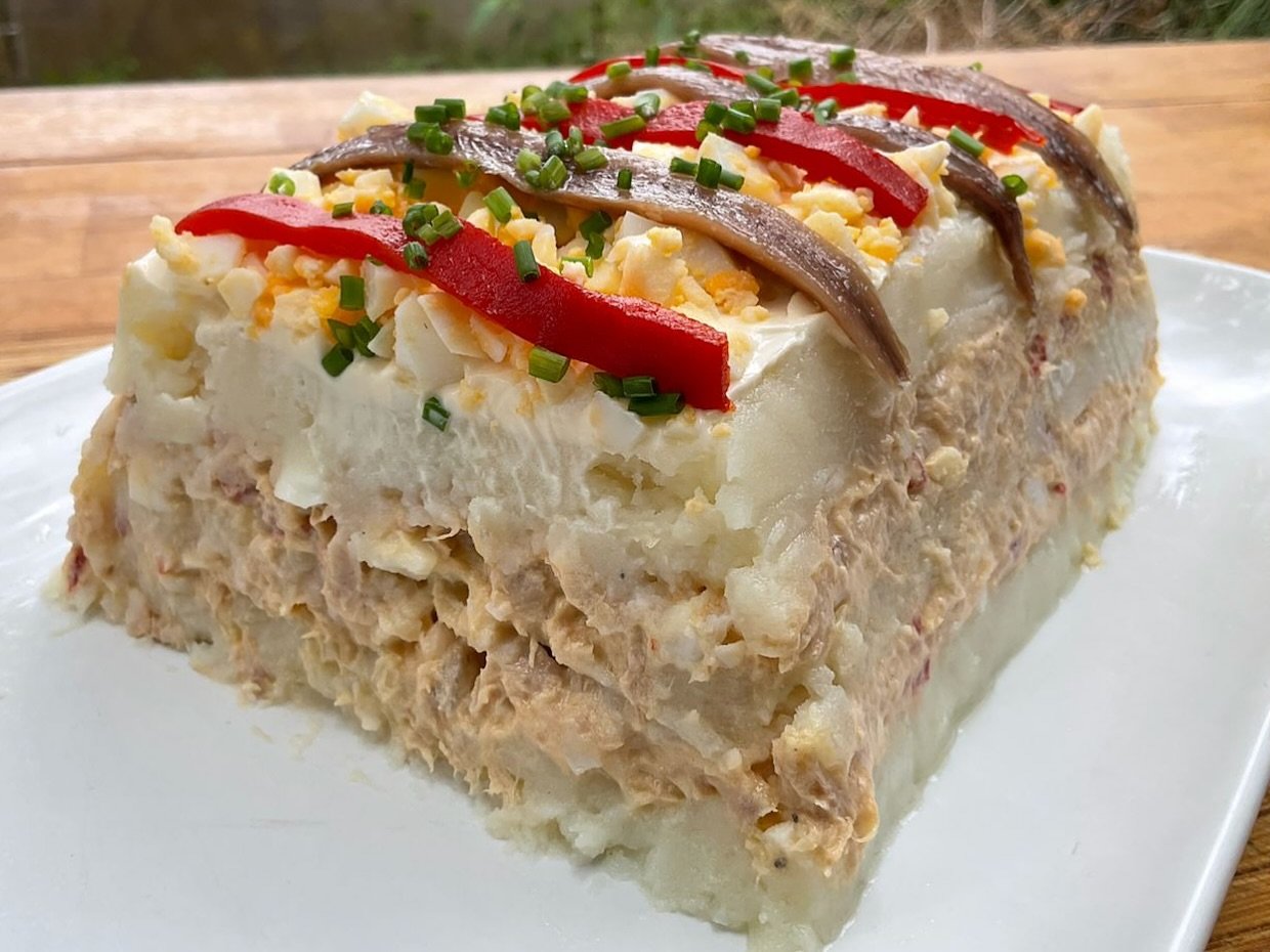 Receta PASTEL FRÍO DE VERANO muy Sabroso y Refrescante 😋
Prepáralo con Antelación con Ingredientes que tienes en Casa 😃👌🏻➡️ VIDEO RECETA PASO A PASO EN EL LINK DE MI BIO. (LINKTREE)PASTEL FRÍO DE ATÚN
(molde de 1 Litro)
(Cantidades 4 personas)
150 gr. Atún en aceite
3 Huevos
4 Patatas medianas
4 Filetes Anchoa Salazón
4 Pimientos Piquillo / Morrón
50 gr. Encurtidos (uso cebolla)
3 Cucharadas Mahonesa
1 Cucharita Mostaza pasta
Cebollino o Perejil
Sal y Pimienta#guillerodriguez #Videoreceta #pastel #pastelsalado #pastelfrio #Recetas #Cocina #glutenfree #Recetasfaciles #recetascaseras #atun #tuna #food #foodies #foodlovers #fodstagram #instafood