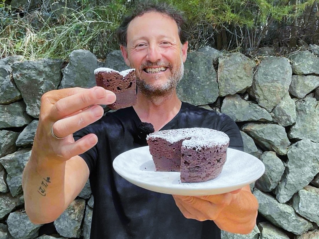 BIZCOCHO DE CHOCOLATE SIN HARINA Y SIN HORNO! Te va a encantar! 👍🏻
➡️ VIDEO RECETA FÁCIL EN EL LINK DE MI BIOGRAFIA (LinkTree)Te saca de un apuro rápidamente; en un momento tienes un Postre Delicioso para compartir... o por que no un Pastel de cumpleaños improvisado 😋➡️ INGREDIENTES BIZCOCHO CHOCOLATE SIN HARINA
(Cantidades recipiente 750 ml.)150 gr. Chocolate (uso negro 70%)
4 Huevos (M)
40 gr. Mantequilla#Recetasdeguilleen5minutos #BIZCOCHO #CHOCOLATE #GLUTENFREE #pastel #chocolatepie #Recetasfaciles #Recetasen5minutos #ideasen5minutos #Recetasdecocina
#sweet #sweetlovers #foodies #videoreceta