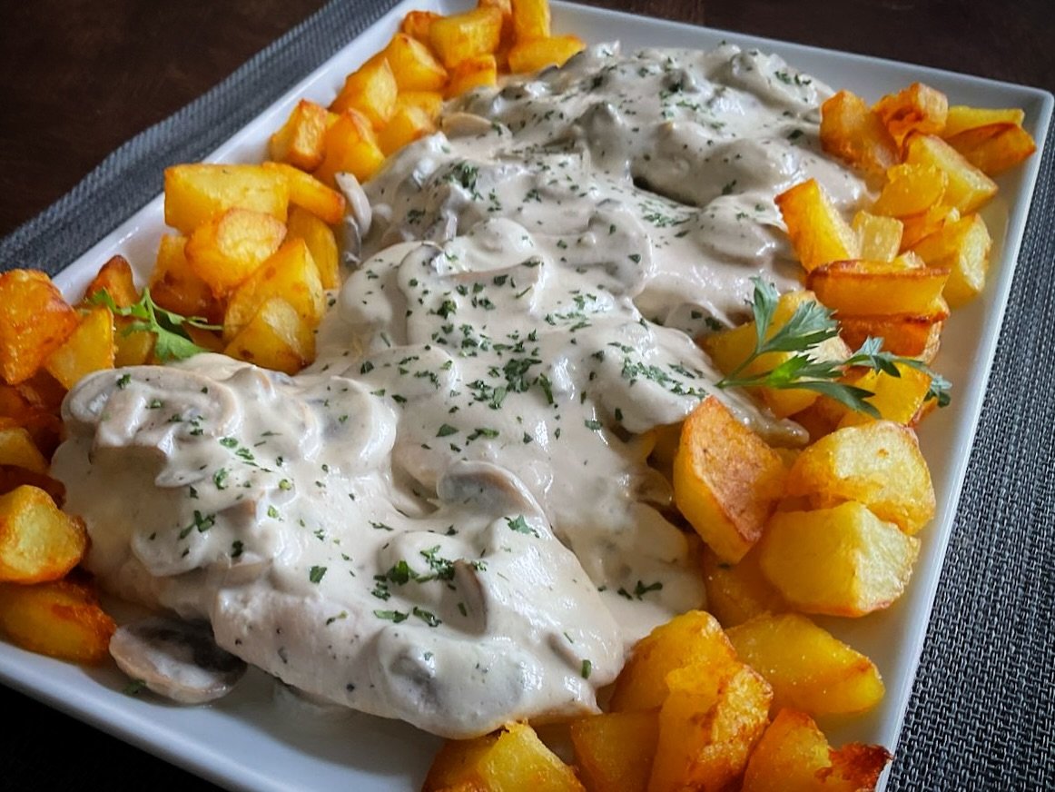 Pechugas A LA CREMA DE CHAMPIÑONES Receta Fácil y Deliciosa 😋
Receta Fantástica y Rápida con pocos Ingredientes y un resultado riquísimo 👍🏻
Y prepara pan 🥖 por que está salsita está de vicio...INGREDIENTES PECHUGAS A LA CREMA
👉🏻 (Cantidades para 4 personas)
2 Pechugas de Pollo hermosas
200 gr. Champiñones laminados
1 Chorreón de Vino Blanco o Jerez
1 Diente de Ajo
200 ml. Nata cocinar (Crema leche)
2 Cucharadas Aceita Oliva
Perejil picado fino
Sal y Pimienta* GUARNICIÓN
5 patatas medianas fritasELBORACIÓN Y PASO A PASO EN EL LINK DE MI BIOGRAFÍA (LinkTree)#Guillerodriguez #food #foodies#pechugasdepollo #pollo #recetas #cocina #Recetasdeguilleen5minutos #Recetasfaciles #Recetasen5minutos #ideasen5minutos #Recetasdecocina #glutenfree #chicken #pechuga #foodlovers #instafood #foodstagram