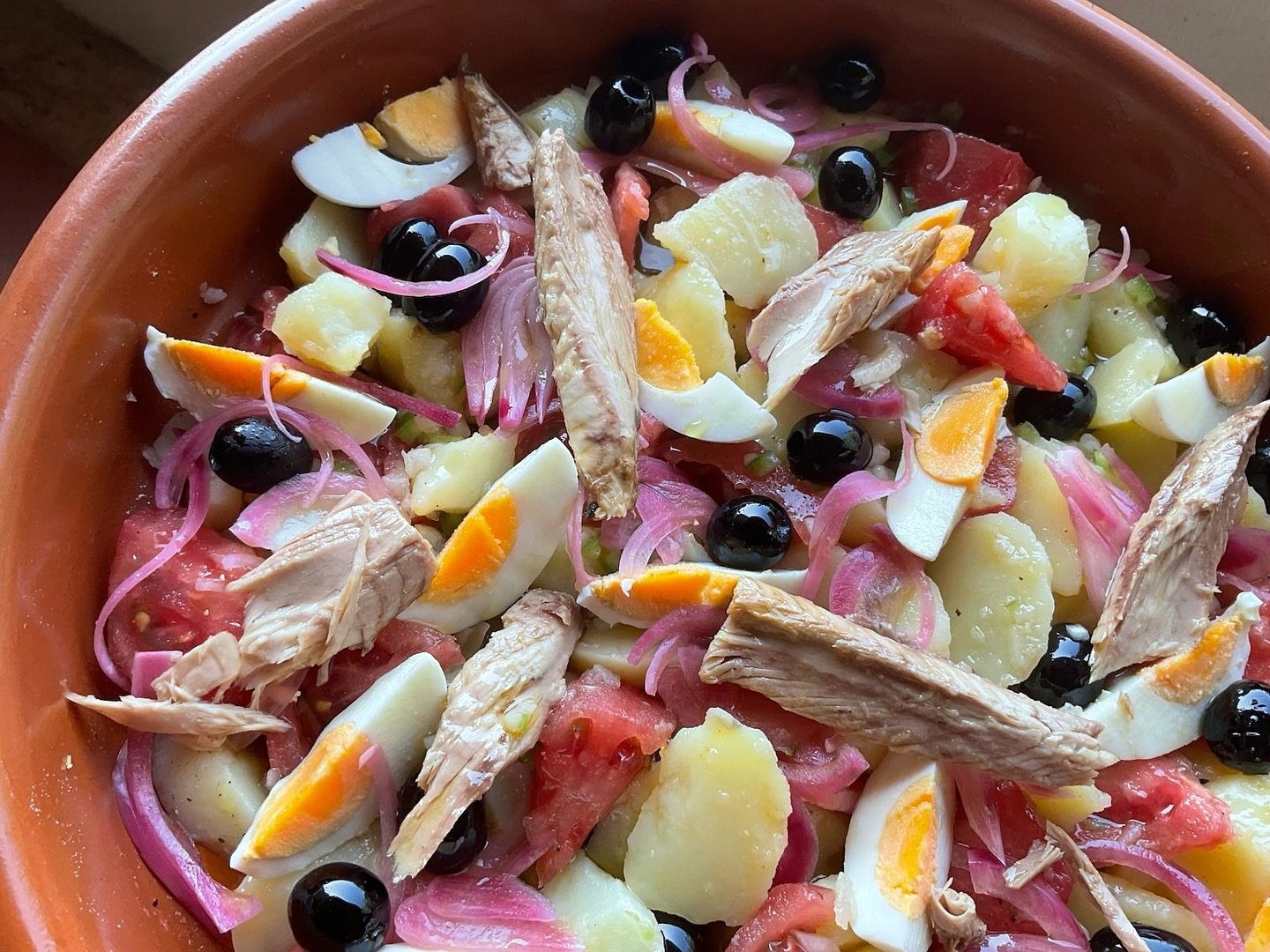 RECETA ENSALADA DE VERANO MÁS REFRESCANTE Y ECONÓMICA paso a paso con algún turquino que te encantara! 👌🏻
Prepárala con antelación y llévala a cualquier parte para compartirla 😊
➡️ VIDEO RECETA PASO A PASO EN EL LINK DEMI BIO. (Linktree)
INGREDIENTES ENSALADA DE PATATAS
(Cantidades para 4 - 5 personas)
5 Patatas medianas
3 Huevos (M)
80 gr. Melba, Bonito o Atún
20 Unid. Aceitunas Negras
1 Tomate Hermoso
1/2 Cebolla Tierna
1/2 Pimiento Verde
1/2 dl. Aceite Oliva
4 Cucharadas Vinagre (uso Jerez)
Sal y Pimienta* CEBOLLA ENCURTIDA
2 Cebollas Rojas medianas
70 ml. Vinagre Manzana
70 ml. Agua
1 Cucharita Sal#guillerodriguez #ensalada #Recetas #Videoreceta #Recetasfaciles #cocina #ensaladadepapa #ensaladas #patatas #papas #encurtidos #salad #ensaladacampera #foosd #foodlovers #foodies #foodstagram #instafood #saladlovers #nofilter