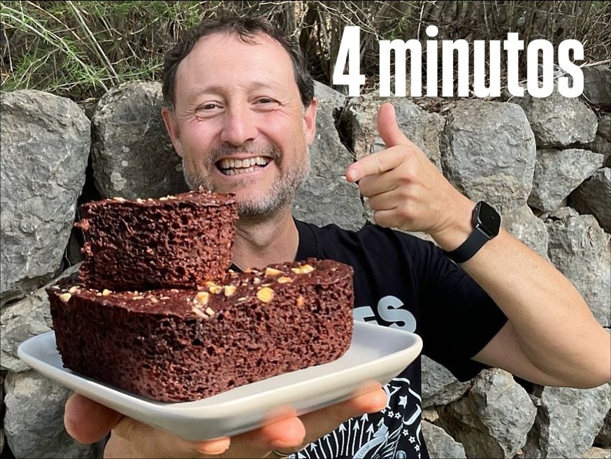 ¿Te apetece algo dulce sin montar un lío en la cocina? Este brownie de avellanas se prepara en un plato y con un tenedor. ¡Así de fácil! Sin horno, sin complicaciones y en solo 4 minutos tienes un postre brutalmente rico, cremoso y con ese sabor intenso a cacao que enamora.
👉 Ideal para un antojo dulce o un capricho exprés.
👉 Ingredientes sencillos: plátano, cacao, avellanas y un toque de Nutella.
👉 Preparación rápida, sin aparatos raros ni estrés.➡️ VIDEO RECETA PASO A PASO EN EL LINK DE MI BIOGRAFIA (LinkTree)Dale al play y Cocina Poco y Disfruta Mucho 🍫✨INGREDIENTES BROWNIE
1 Plátano hermoso
1 Cucharada Nutella o similar
1 Huevo (L)
2 Cucharadas Avellanas
2 Cucharadas Cacao polvo
2 Cucharadas Gotas chocolate
1 Cucharita polvos hornear
1 pellizco de sal#guillerodriguez #brownie #cacao #dulce #postre #glutenfree #sugarfree #antojo #BrownieFácil #RecetasRápidas #PostresCaseros #ChocolateLovers #CocinaExpress #FoodieLife #RecetasDeGuille #Videoreceta #foodies