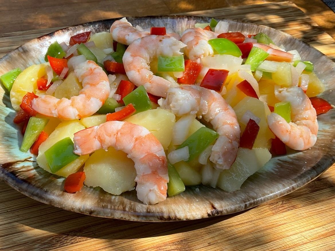 Receta Fácil y Refrescante para Disfrutar y Compartir!
➡️ VIDEO RECETA PASO A PASO EN EL LINK DE MI BIOGRAFIA (LINKTREE)Te cuento un par de TRUCOS para que te quede perfecta! 👌🏻INGREDIENTES PAPAS ALIÑÁS LANGOSTINOS
Cantidades para 5 personas)
5 Patatas medianas
20 Langostinos cocidos
1/2 Cebolleta mediana
1/3 Pimiento rojo
1/3 Pimiento Verde
1/2 Diente de Ajo
1 Guindilla Cayena
5 Cucharadas Vinagre
6 Cucharadas Ac. Oliva suave
2 Cucharadas AOVE
Sal y Pimienta#guillerodriguez #patatas #papas #recetas #cocina #videoreceta #food #foodies #foodlovers #insrtafood #foodstagram #Recetafaciles #vinagreta #langostinos #ensalada #nofilter