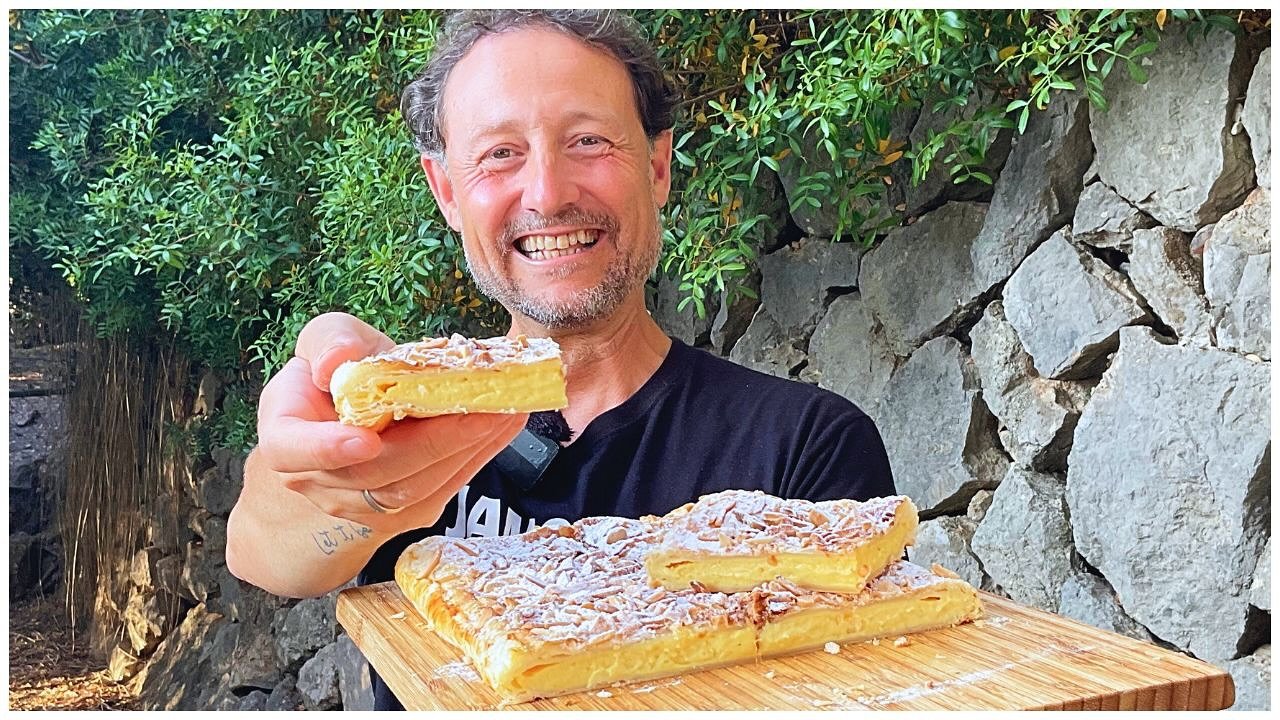 La Receta Más Fácil, Rápida y Deliciosa de COCA RELLENA DE UNA CREMA IRRESISTIBLE 😋
Receta paso a paso y con Trucos para que te quede perfecta 👌🏻 en el Link de mi Biografía (LinkTree)INGREDIENTES COCA DE SAN JUAN RÁPIDA
2 placas de Hojaldre Cuadrado / Rectangular
750 ml. Leche
4 Yemas Huevo (L) + 1 Huevo
100 gr. Azúcar
70 gr. Almidón Maiz (Maicena)
30 gr. Mantequilla
75 gr. Almendra cruda picada
1 Cucharita Esencia Vainilla
Piel de 1 Limón
1 Punta Cúrcuma en polvo
1 Cucharada Azúcar Glass
1 Pellizco Sal#guillerodriguez #coca #sanjuan #Recetas #cocina #Recetasfaciles #postres #hojaldre #puffpastry #sweet #sweetlovers #foodies #instafood #VideoReceta