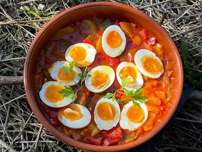 “HUEVOS AJOARRIEROS”
Receta Fácil, Rápida y Reconfortante para empezar bien la semana!➡️ VIDEO RECETA PASO A PASO EN EL LINK DE MI BIOGRAFIA (LinkTree)Un idea económica y nutritiva que invita a mojar pan sin parar; por que es deliciosa 😋INGREDIENTES HUEVOS AJOARRIEROS
(Cantidades para 5 personas)
5 Huevos (L)
750 ml. Caldo Pollo ó Verdura
1 Cucharada Pulpa Choricero
1 Cucharada Salsa Tomate
1 Cebolleta
1 Pimiento rojo
1 Pimiento verde
1 pimiento amarillo
1 Patata grande
1 Diente de Ajo
1 Guindilla Cayena
Aceite Oliva
Perejil decorar
Sal#guillerodriguez #huevos #ajoarriero #recetas #cocina #glutenfree #Recetas #cocina #food #foodies #VideoReceta