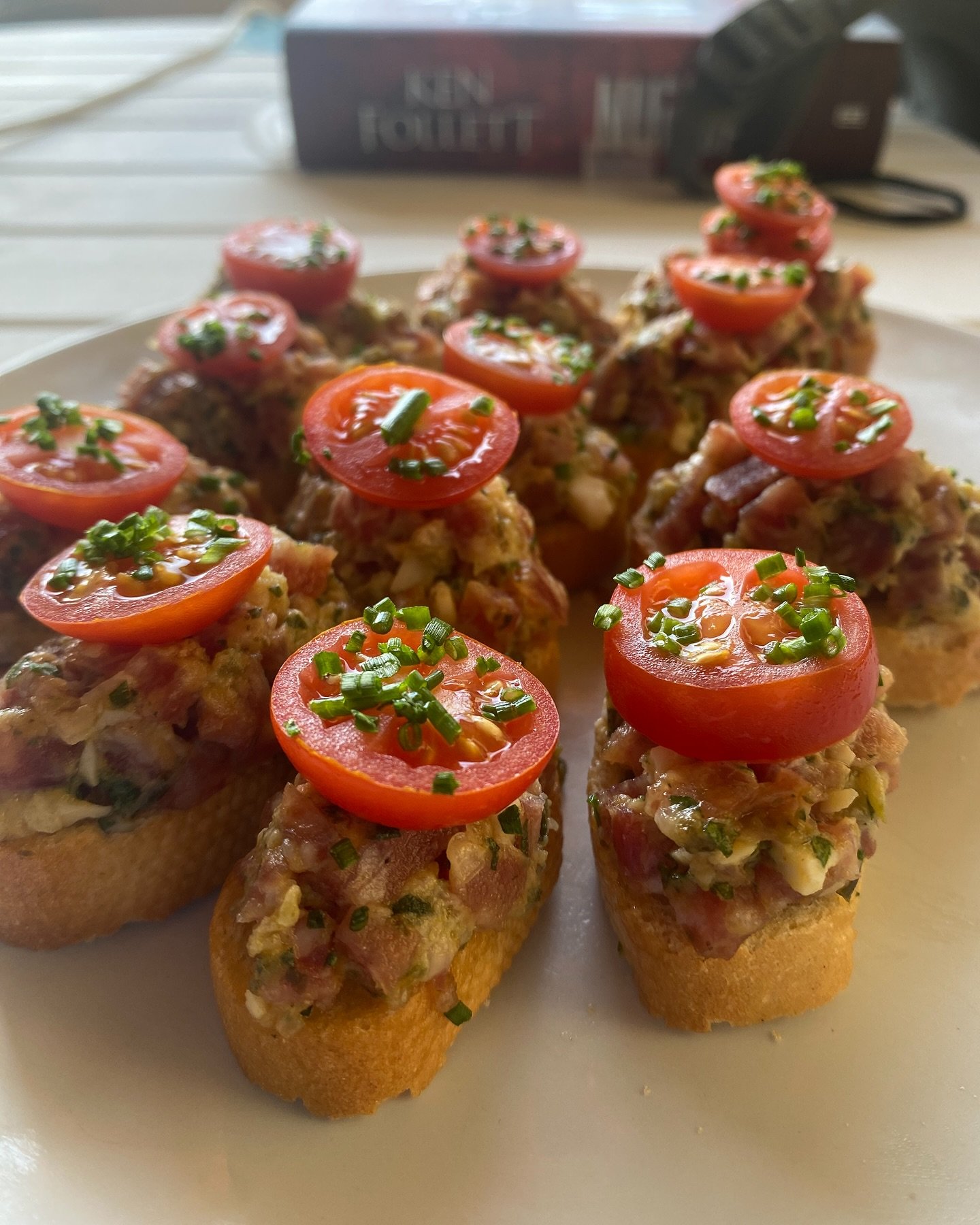 “TARTAR DE FUET” IDEAL PARA VERANO 😋
Preparado con antelación y listo en pocos minutos 😉
Guárdate la Receta y Compártela con tu familia y Amigos 😍➡️ VIDEO RECETA PASO A PASO EN EL LINK DE MI BIO. (Linktree)INGREDIENTES
(Para 25 Aperitivos)200 gr. Fuet / Salchichón
1/4 Cebolla Tierna
1 Huevo cocido
4 Filetes Anchoa en aceite
8 Pepinillos Encurtidos
1 Cucharada Alcaparras
1 Cuchacrada Perejil
1 y 1/2 Cucharada Mahonesa
1 Cucharita Mostaza Fuerte
25 rebanadas Pan Tostado
Tomatitos Cherry
Cebollino decorarELABORACIÓN👉🏻Enfriar el embutido: Mete el fuet en la nevera unos 10 minutos para que esté más firme y fácil de picar.
👉🏻Preparar la salsa: Mezcla la mayonesa con la mostaza en un bol.
👉🏻Picar los ingredientes: Corta finamente la cebolleta, el huevo duro, pepinillos, alcaparras y anchoas si usas. Añádelos a la mezcla.
👉🏻Picar el embutido: Retira la piel del fuet si es gruesa y córtalo en rodajas finas, luego en pequeños cubos.
👉🏻Mezclar todo: Añade el embutido picado a la mezcla con los demás ingredientes. Incorpora hierbas frescas y un chorrito de limón si quieres.
👉🏻Ajustar sazón: Prueba y corrige con más salsa o limón si es necesario.
👉🏻Refrigerar: Guarda en un recipiente cubierto en la nevera unos minutos antes de servir.
➡️ Para servir:👉🏻Tuesta rebanadas de pan y coloca una cucharada del tartar encima.
👉🏻Decora con hierbas frescas y tomate cherry cortado.#guillerodriguez #Videoreceta #aperitivo #aperitivos #salchichón #Fuet #tapas #pinchos #canapes #verano #Recetas #cocina #Recetasfaciles #food #foodies #foodlovers #instafood #nofilter