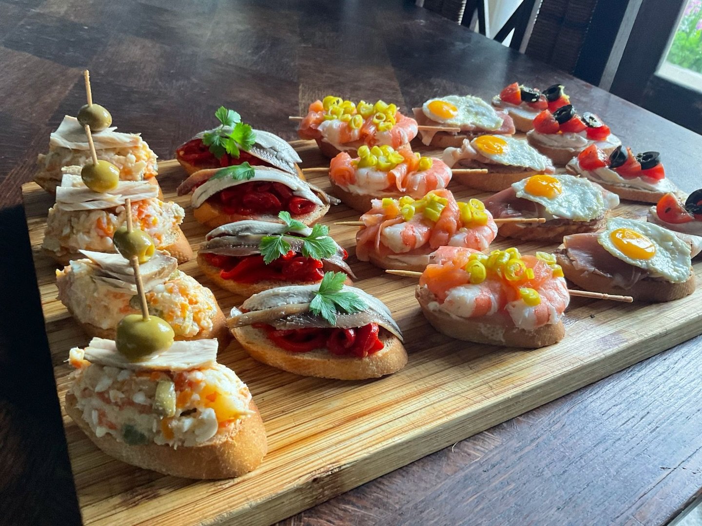 Canapés rapidísimos con pan tostado para salir del paso en el último momento.
Ideas fáciles, con lo que tienes en casa, y listas en minutos.
👉🏻 VIDEO RECETA EN EL LINK DE MI BIOGRAFÍA (LinkTree)
Perfectos para visitas sorpresa, aperitivos o cualquier celebración.#Canapés #Canapes #Guillerodriguez #Aperitivos #Cocinarpocoydisfrutarmucho videoreceta recvetasnavideñas recetas cocina foodies tapas pintxos