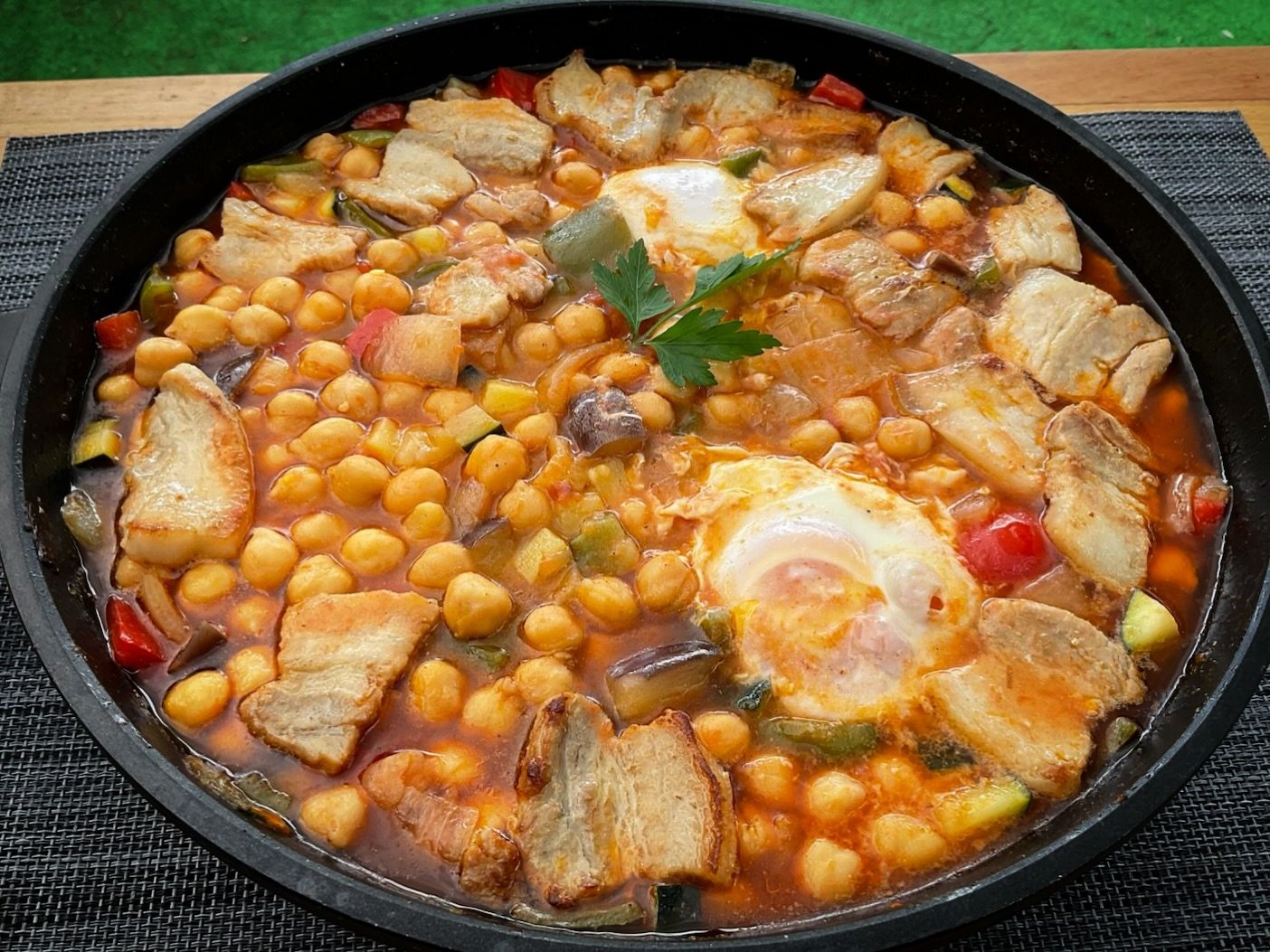 Garbanzos con pisto y huevo: guiso de cuchara rápido, barato y con sabor a casa 🥘
En 20 minutitos lo tienes listo… y con panceta ya ni te cuento 😋
👉🏻 VIDEO RECETA EN EL LINK DE MI BIOGRAFIA (LinkTree)#guillerodriguez #Garbanzos #pisto #pistomanchego #Recetasfaciles @legumbresluengo