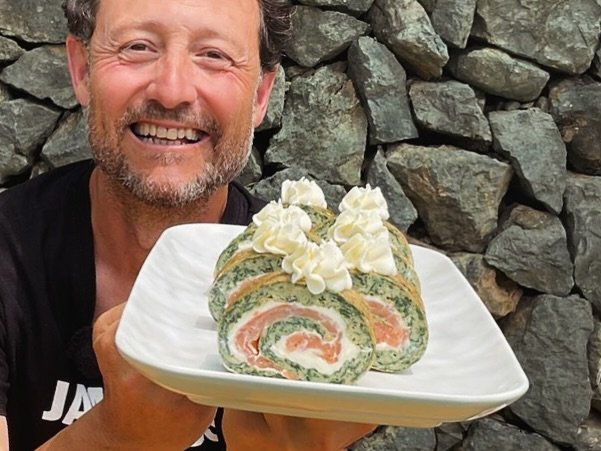 Receta Fresquita, Fácil y Deliciosa para tomar a cualquier hora o llevar a cualquier parte: una fiesta, playa, picnic...
Prepara este Pastel frío con antelación y compártelo! 😉
Este Pastel NO LLEVA PAN! (Gluten free) es pura proteína! además de muy nutritivo.➡️ VIDEO RECETA PASO A PASO EN EL LINK DE MI BIO. (LinkTree)INGREDIENTES (4 - 5 personas)
5 Huevos medianos
120 gr. Espinacas limpias
150 gr. Salmón Ahumado lonchas
150 gr Queso Crema
1 Diente Ajo
2 Guindillas (opcional)
3 Cucharadas Aceite de Oliva
Sal y Pimienta#guillerodriguez #pastel #pastelsalado #glutenfree #Recetas #cocina #Recetasfaciles #food #foodies #foodlovers #VideoReceta #foodstagram #instafood