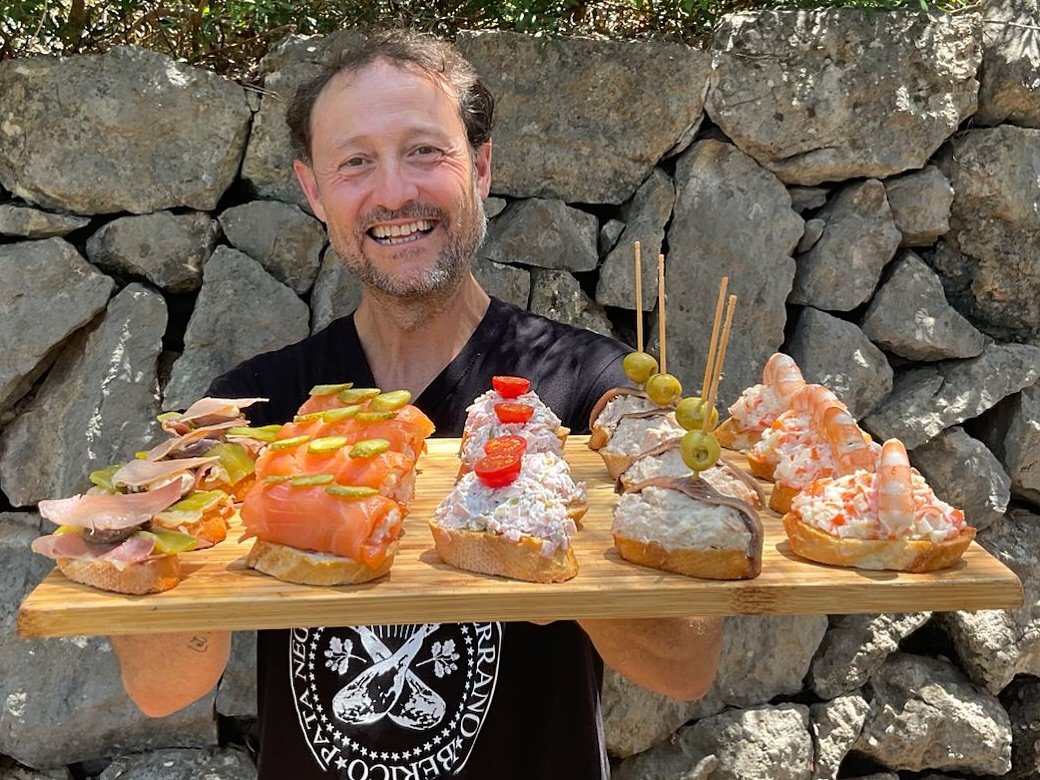 5 APERITIVOS FÁCILES DE HACER IDEALES PARA CUALQUIER CELEBRACIÓN O FIESTA 🎉
➡️ VIDEO ESPECIAL 600.000 SUSCRIPTORES EN EL CANAL @GUILLERODRIGUEZ ENLACE EN LA BIOGRAFÍA (LinkTree)SURIMI CON LANGOSTINO
ATÚN CON ANCHOA (
JAMÓN YORK Y QUESO
ROLLITOS SALMÓN AHUMADO
JAMÓN, PIMIENTO, ANCHOARecetas paso a paso, con pocos Ingredientes Y SIN COCINAR!#guillerodriguez #aperitivo #Videoreceta #APERITIVOS #Recetas #Cocina #Recetasfaciles #tapas #pinchos #canapés #Canape #nofilter