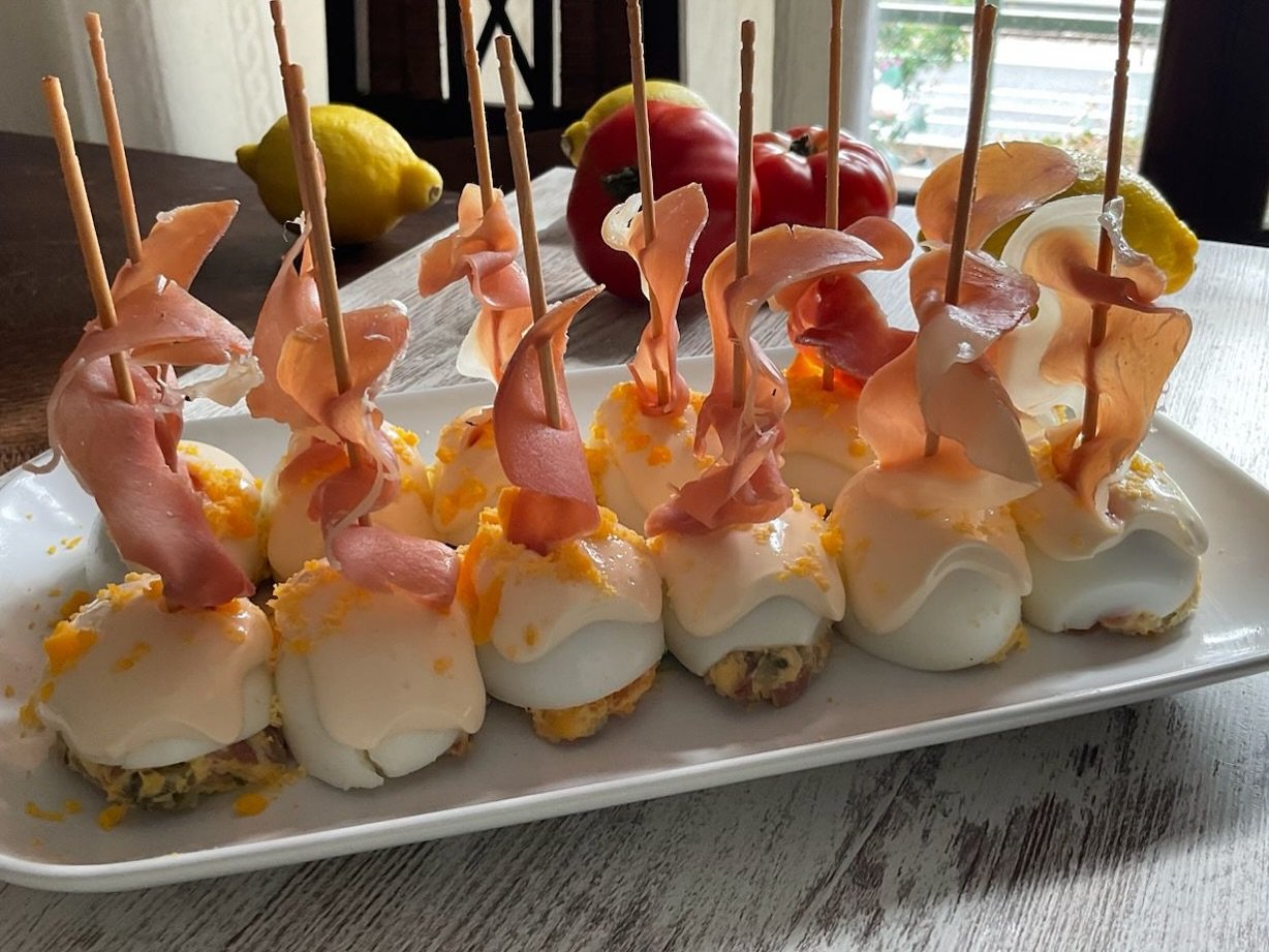 HUEVOS CON JAMÓN la Receta del verano
Receta muy Fácil y muy Fresquita para compartir! 😉
➡️ Vídeo Receta paso a paso en el link de mi biografía (Link Tree)Prepárala con antelación y llévatela a cualquier parte 👍🏻INGREDENTES HUEVOS RELLENOS
(Para 12 Unidades)
6 Huevos Grandes (L)
12 lonchas Jamón Serrano
6 Pepinillos en Vinagre
3 Cucharada Mahonesa
1 Cucharada Queso Crema
Pimienta al gusto#guillerodriguez #huevos #huevosrellenos #videoreceta #Recetas #cocina #Recetasfaciles #jamon #recetasverano #Glutenfree #eggs #eggsrecipes #food #foodies #foodlovers #instafood #foodstagram