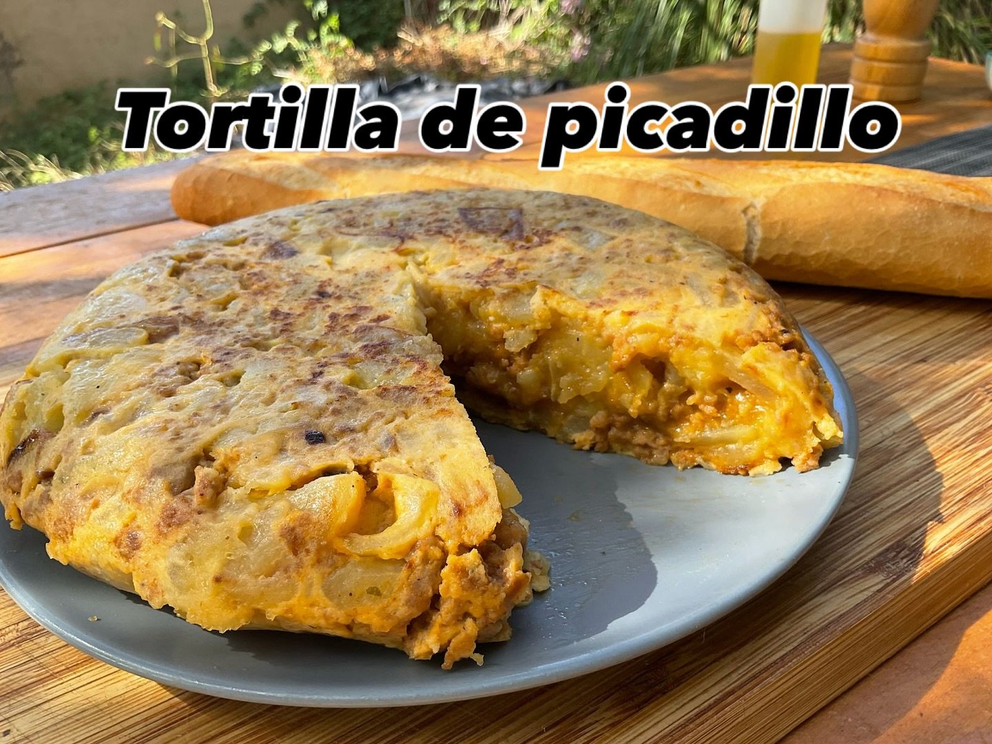 Descubre cómo preparar una auténtica Tortilla de Picadillo, un plato típico de Castilla y León que nunca falta en la mesa. Con el sabor de siempre y un toque casero, esta receta te hará repetir una y otra vez. Tradición, carácter y cocina sencilla que sabe a hogar. Ideal para compartir en familia o con amigos.➡️ VIDEO RECETA PASO A PASO EN EL LINK DE MI BIO. (LinkTree)INGREDIENTES TORTILLA DE PICADILLO
(Para 4 - 6 personas)
6 Patatas medianas
6 Huevos (L)
250 gr. Picadillo Cerdo
1/2 Cebolla (si te gusta)
Cucharita Pimentón Dulce
Pellizco Pimentón Picante
Pellizco Orégano
Punta Comino polvo
Chorrito Zumo Naranja
Chorrito Zumo Limón
Sal y Pimienta#guillerodriguez #tortilla #picadillo #cocina #recetas #recetasfaciles #glutenfree #tortillaespañola #carne #cerdo #tortillapicadillo #castillayleon #castillayleón #food #foodies #foodlovers #león #nofilter