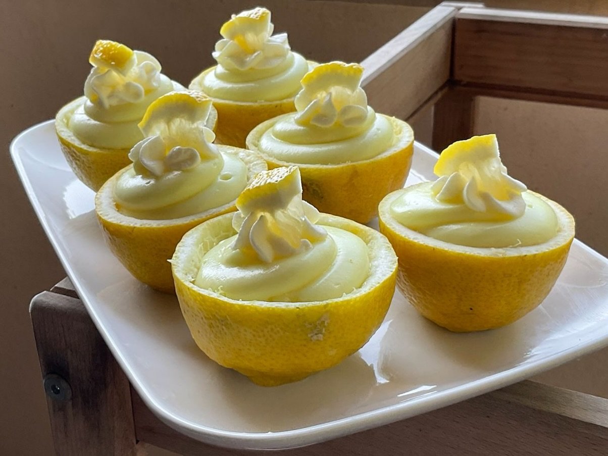 Este Postre se convertirá en tu Receta Favorita este Verano por lo fácil que es de preparar y lo refrescante y Delicioso que es 😋👍🏻
¡NO LLEVA HUEVOS NI GELATINA!➡️ VIDEO RECETA PASO A PASO EN EL LINK DE MI BIOGRAFIA (LinkTree)MOUSSE LIMÓN REFRESCANTE
(Cantidades para 10 Unidades)250 ml. Zumo Limón (1 Vaso)
60 gr. Almidón Maíz (Maicena)
200 ml. Agua
200 gr. Azúcar
1 Punta Cúrcuma polvo
Pellizco de Sal
CREMA
1/2 Litro Nata Montar (30% MG)
50 gr. Azúcar• TOTAL : 5 Limones Medianos#guillerodriguez #pilpileandocom #mousse #Limon #Glutenfree #Sweet #sweetinstagram #instasweet #postres #Recetasdeguilleen5minutos #refrescante #postre #Recetasfaciles #Recetasen5minutos #ideasen5minutos #Recetasdecocina #postre #Lemonrecipes #verano2025 #foodies #foodlovers #NoFilter