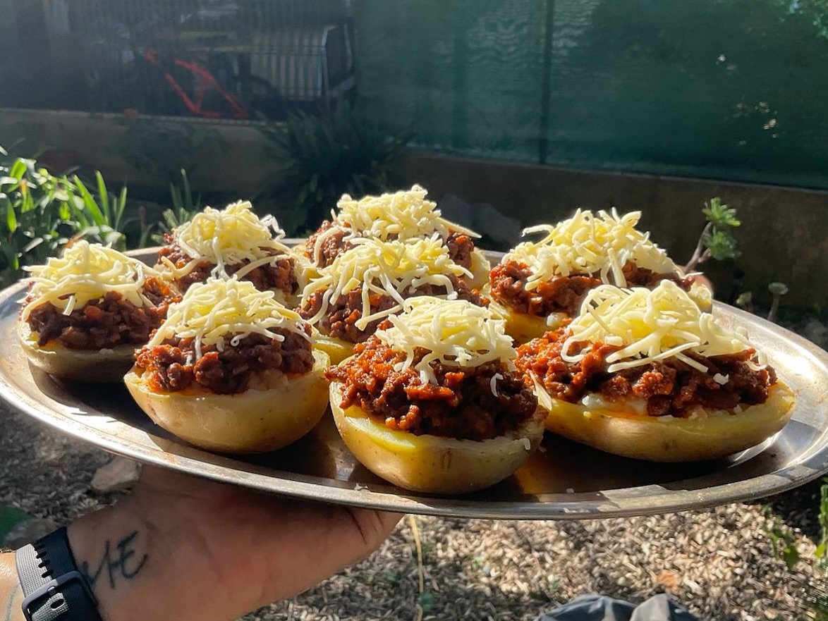 Unas patatas rellenas de carne jugosa, cubiertas de queso y gratinadas. Fáciles, sabrosas y con ese toque casero que nunca falla.
Receta Fácil paso a paso 👍🏻➡️ VIDEO RECETA paso a paso en el Link de mi biografía (LinkTree)INGREDIENTES PATATAS BOLOÑESA
(Cantidades para 4 personas)
4 Patatas hermosas
350 gr. Carne picada vacuna
150 ml. Vino Tinto o Blanco
6 Cucharadas Salsa Tomate
100 gr. Queso rallado gratinar
1 Cebolla
1 Zanahoria
Parte blanca 1 Puerro
1 Ramita Apio
2 Dientes de Ajo
Aceite Oliva
Sal y Pimienta#guillerodriguez #patatas #papas #boloñesa #patatasrellenas #papasrellenas #recetas #cocina #glutenfree #recetasfaciles #PatatasRellenas #RecetasFáciles #CocinaCasera #ComidaCasera #RecetasDeCocina #PatatasAlHorno #RecetasRápidas #RecetasEconómicas #CocinarPocoYDisfrutarMucho #RecetasDeGuille #foodies #nofilter