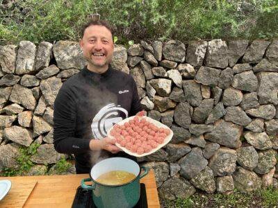 CALDO con PELOTAS de Relleno