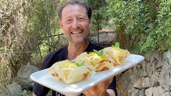 Receta de HELADO MUY CREMOSO preparado AL MOMENTO y servido EN TULIPA CASERA de GALLETA (sin horno) 😃
Helado Cremoso SIN MÁQUNA HELADERA y SIN AZÚCAR; realmente Delicioso! 😋
➡️ Video Receta paso a paso en el Link de mi Biografía (LinkTree)
INGREDIENTES HELADO CASERO
(Cantidades 15 Bolas Helado)3 Mangos medianos maduros
4 Cucharadas Yogur Griego
Hojitas Menta decorarMASA TULIPAS CASERAS DE GALLETA
(Cantidades 8 Tulipas)80 gr. Claras Huevo M (3 Unid.)
80 gr. Azúcar Glass
80 gr. Mantequilla
80 gr. Harina Trigo
Chorrito Zumo Limón
1 Cucharita Esencia Vainilla
1 Pellizco Sal#guillerodriguez #Videoreceta #Helado #Heladocasero #Mango #lassi #Recetas #cocina #postres #Recetasfaciles #heladocasero #tulipa #icecream #icecreamrecipe #foodies #instasweet #sugarfree #NoFilter