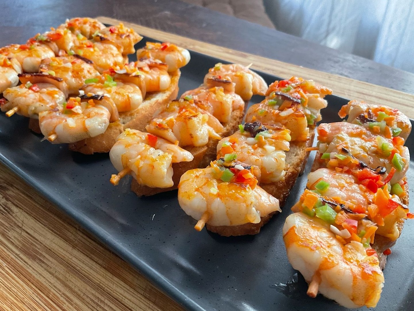 Con este Sencillo pero Delicioso Aperitivo vas a conquistar a todo el mundo 😃
Prepáralo con antelación y sírvelo recién hecho; te aplaudirán! 👏🏻➡️ RECETA PASO A PASO EN EL LINK DE MI BIO. (LinkTree)INGREDIENTES BROCHETAS LANGOSTINOS
(Cantidades para 6 brochetas)
24 langostinos medianos
3 Lonchas Bacon
1 Cucharada Aceite de Oliva
6 Rebanadas Pan
Sal
👉🏻 VINAGRETA
1/3 Pimiento Rojo
1/2 Pimiento Verde
1/2 Zanahoria
1/2 Cebolleta
15 ml. Vinagre manzana
50 ml. Aceite Oliva
Sal* Palillos de brochetas#guillerodriguez #videoreceta #Recetasdeguilleen5minutos #Aperitivo #langostinos  #Aperitivos #brochetas  #Recetasfaciles #Recetasen5minutos #ideasen5minutos #Recetasdecocina #Recetasparanavidad #food #foodie #nofilter