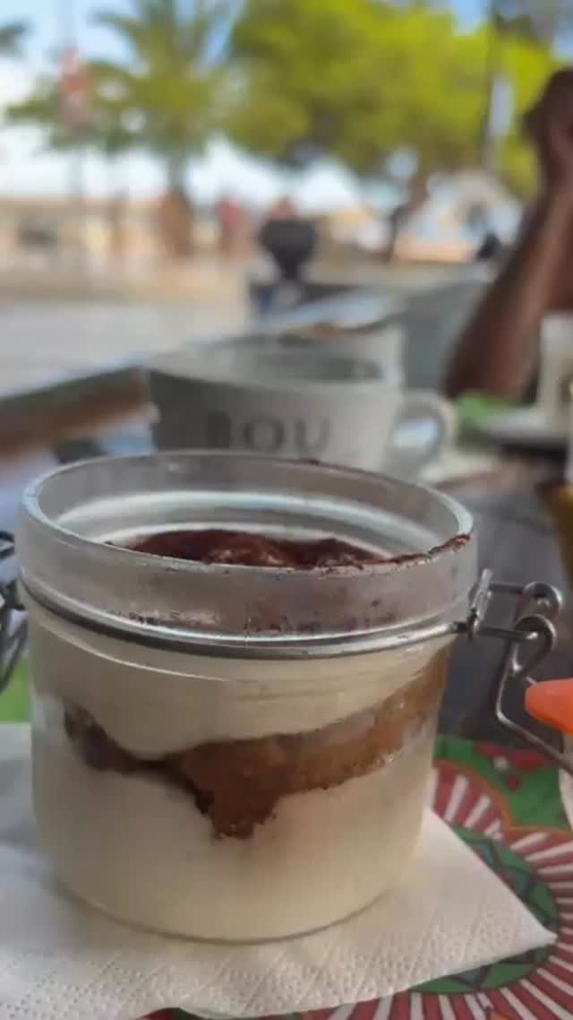 ¡El tiramisú de @ilchiringopizzeria es una obra maestra! Cada bocado es un equilibrio perfecto entre el suave mascarpone, el café intenso y el toque justo de cacao. Además el final sorprende, no te desvelo nada…
Sin duda, el mejor tiramisú de Mallorca, ¡un placer que nunca decepciona!
puedes degustarlo en cualquiera de sus locales 👍🏻
El ambiente acogedor y el servicio impecable hacen que cada visita sea especial. Si buscas un postre inolvidable, este es tu lugar. 🥄✨ #TiramisúLovers #MejorPostre #MallorcaGastronomía #DulceVida #FoodieHeaven #PostresDeEnsueño #InstaFood #MallorcaSabeMejor #GastroVibes #SaborInolvidable #palmanova #Mallorca #palmanovabeach
