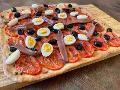 COCA FÁCIL DE TOMATE Y ANCHOAS