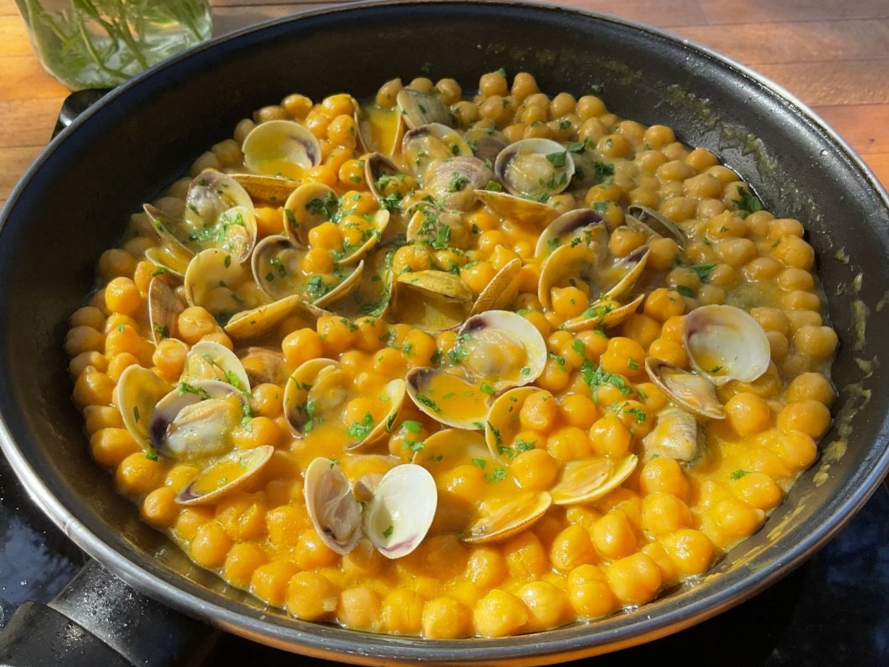 Trucos para que los garbanzos queden cómo la mantequilla y UNA RECETA ECONÓMICA Y DELICIOSA 😋 paso a paso.
➡️
VIDEO RECETA PASO A PASO EN EL LINK DE MI BIO. (LinkTre)INGREDIENTES GARBANZOS CON ALMEJAS
(Para 4 personas)
400 gr. Garbanzos
300 gr. Calabaza con piel
2 Puñados almejitas chirlas
1 Diente de Ajo
1 Guindilla cayena
1 Clavo de olor
3 Cucharadas Aceite de oliva
2 Hojas Laurel
Perejil fresco
Sal#Recetasdeguilleen5minutos #garbanzos #almejas #ollaexpress #guiso #glutenfree #calabaza #Recetasfaciles #Recetasen5minutos #ideasen5minutos #Recetasdecocina #guillerodriguez #pilpileandocom #food #foodies #foodlovers