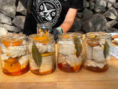 EMBOTANDO BONITO EN ESCABECHE