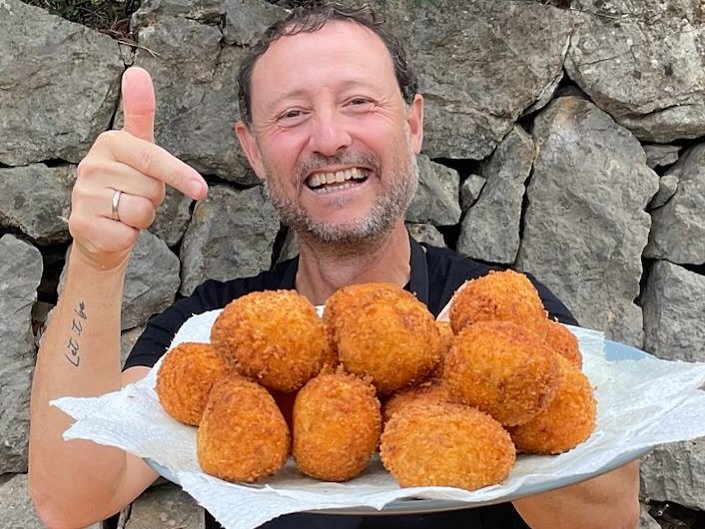 ✨ Croquetas de Chorizo — crujientes por fuera y cremosas por dentro 😍
Una receta con sabor a casa, de esas que desaparecen del plato antes de que te sientes a comer.
Cruje, funde y repite. Así de fácil. Así de irresistible.
Prepáralas con tiempo, deja que reposen y luego… ¡a freírlas bien doraditas!
Te prometo que no vas a poder comer solo una. 🔥
🥄 En el vídeo te enseño el paso a paso y el truquito para que no se abran.
Y como siempre…
➡️ Tienes la video receta paso a paso en el link de mi bio.  Link Tree#CocinarPocoYDisfrutarMucho 💛
#CroquetasDeChorizo #CroquetasCaseras #RecetasFaciles #Foodie #CocinaCasera #ComidaRica #RecetasVirales #HechoEnCasa #TapasEspañolas #RecetasDeLaAbuela #FoodPorn #ReelsDeCocina #RecetasQueInspiran #ComidaTradicional #ChorizoLover #FrituraPerfecta #CremosasYCrujientes #guillerodriguez #Foodies #Videorecetas