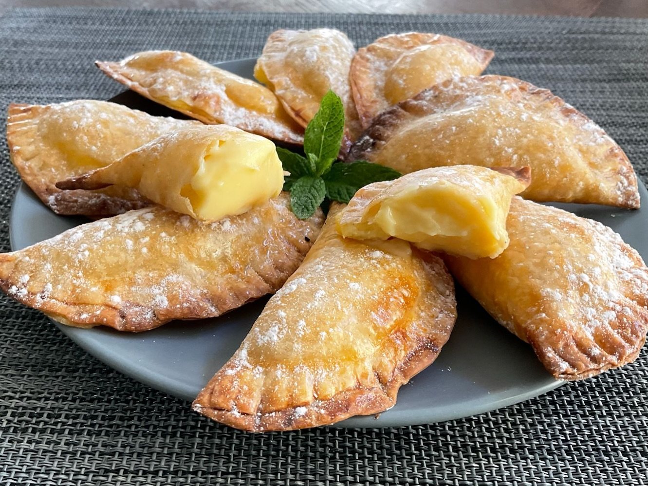 Te va a sorprender este DULCE DE SABOR TRADICIONAL lo rápido que se prepara 👍🏻. Te lo cuento paso a paso 😃
Y no te compliques cocinando!➡️ VIDEO RECETA EN EL LINK DE mI BIOGRAFIA (LINKTREE)INGREDIENTES
(Para 32 Empanadillas)
32 Obleas pequeñas Empanadillas
1/2 Litro de Leche
4 Yemas de Huevo
45 gr. Almidón Maíz (Maizena)
75 gr. Azúcar
25 gr. Mantequilla
Ramita Canela
Piel de Limón
Cucharita Esencia Vainilla
Punta de Sal
Azúcar Glass decorar#Recetasdeguilleen5minutos #Dulce #Empanadillas #Recetasfaciles #Recetasen5minutos #ideasen5minutos #Recetasdecocina #Recetas #cocina #pasteleria #postre #sweet #sweetinstgram #instasweet #foodies