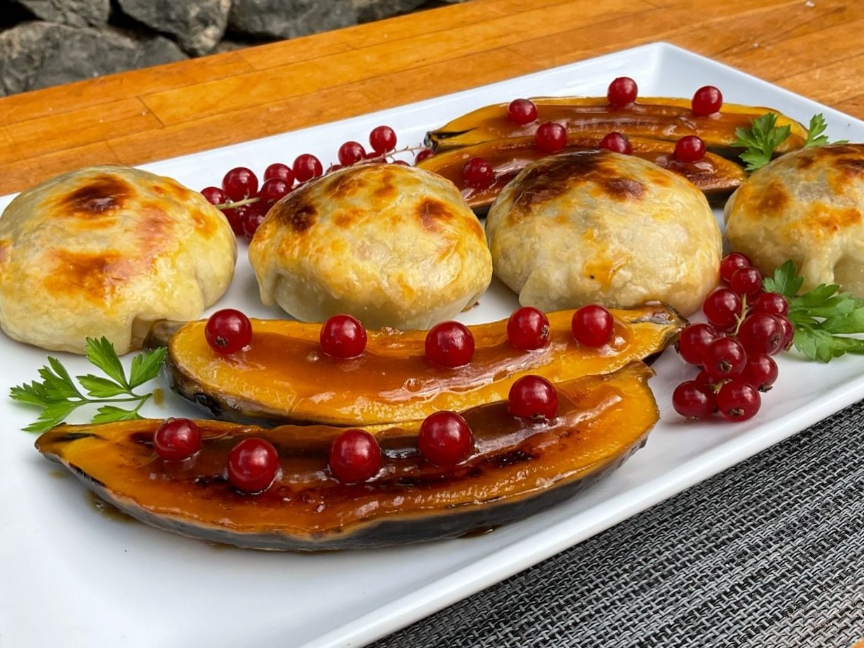 Mini Wellington de solomillo, fáciles, económicos y perfectos para tus cenas navideñas. El bocado ideal para sorprender sin complicaciones.
VIDEO Receta Fácil paso a paso (que puedes preparar con antelación) 😃 👉🏻 EN EL LINK DE MI BIOGRAFÍA (LinkTree)#guillerodriguez #solomillo #Recetasnavideñas #Recetas #cocina #wellington #menunavidad #menu #food #foodies #CocinarPocoyDisfrutarMucho #VideoReceta