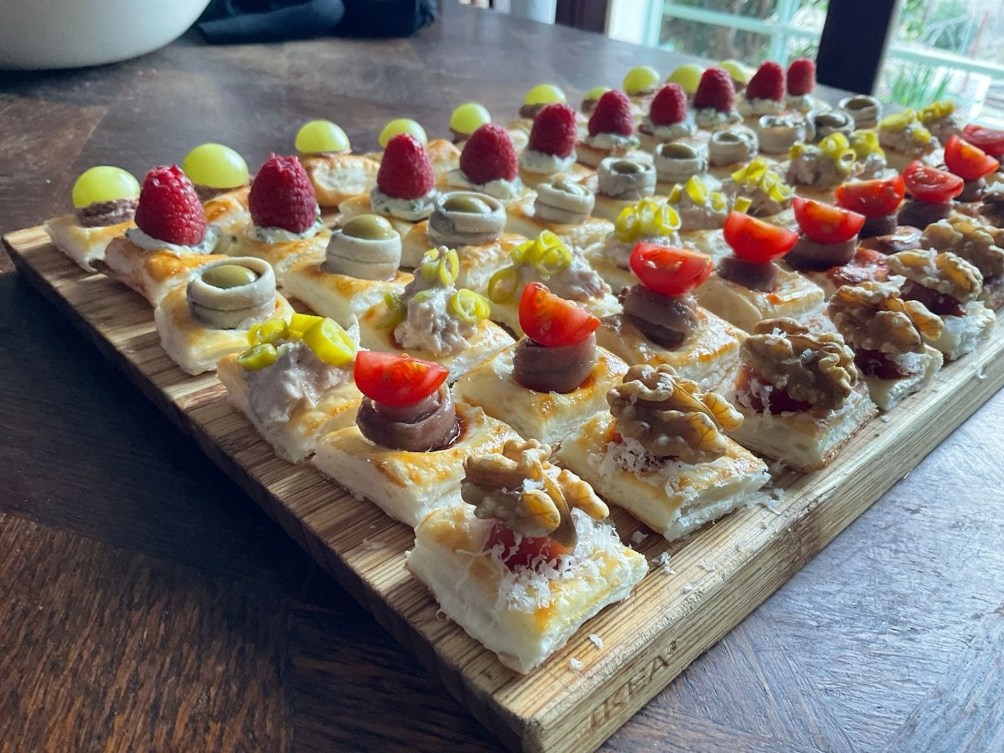 60 CANAPÉS CON UNA LÁMINA DE HOJALDRE 😉➡️ ENLACE A VIDEO RECETA en el LInk de mi Bio. (LinkTree)Te invito a preparar estos Canapés de Hojaldre tan Fáciles y Sabrosos que a todos encantan!
Recetas paso a paso sin complicaciones IDEALES PARA TU MESA NAVIDEÑA 😃#guillerodriguez #Canapés #Canapes #Recetasnavideñas #Recetas #Cocina #Hojaldre #puffpastry #VideoReceta #CocinarPocoyDisfrutarMucho #foodies #navidad2025 #Tapas #nofilter