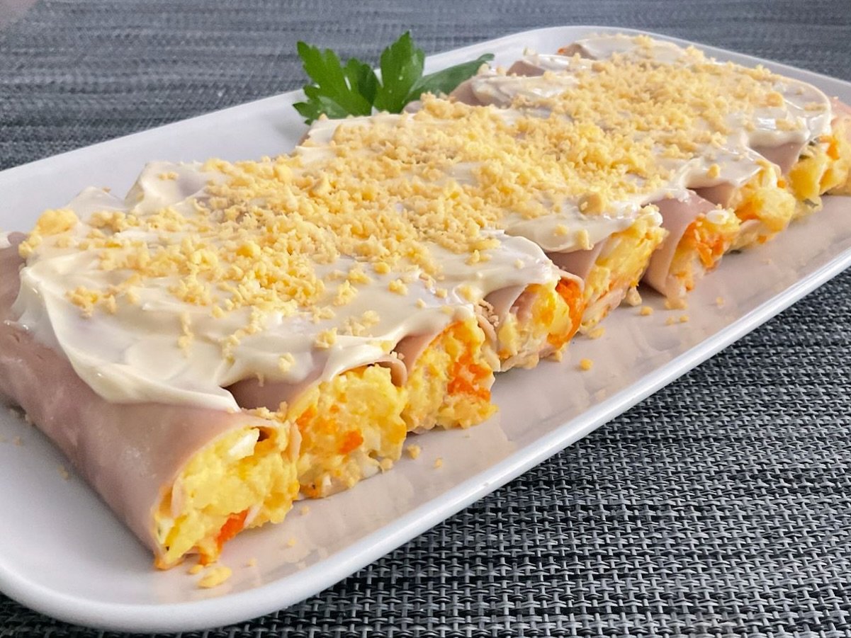 Esta Receta de CANELONES FRIOS la preparo en los días calurosos y siempre triunfa! 😃👌🏻
➡️ VIDEO RECETA PASO A PASO EN EL LINK DE MI BIOGRAFÍA (LinkTree)Es MUY FÁCIL y la preparo CON ANTELACIÓN para que estén bien fresquitos! 😋CANELONES DE VERANO
(Cantidades para 24 Canelones)28 Lonchas Jamón cocido
5 Patatas pequeñas
2 Zanahorias medianas
3 Huevos (M)
5 Pepinillos Encurtidos
2 - 3 Cucharadas Salsa Mahonesa
1 Cucharita Mostaza Fuerte
Sal y Pimienta#guillerodriguez #canelones #recetas #cocina #ensaladilla #Recetasfaciles #glutenfree #healthy #healthyfood #recetasverano #videoreceta #food #foodies #isnstafood #foodstagram #nofilter