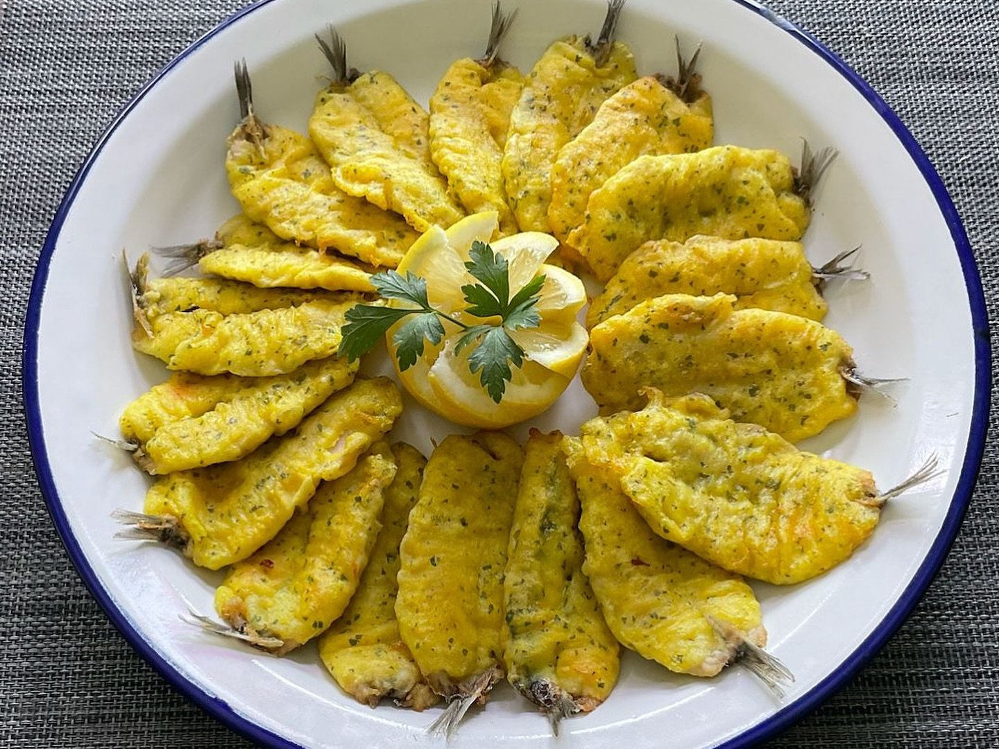 Receta de Boquerones Fácil, divertida y muy Refrescante! 😃
➡️ Video Receta paso a paso EN EL LINK DE MI BIO. (LINKTREE)Disfruta los Boquerones Calientes o Fríos; como Tapa, Entrante o Plato Fuerte... llévalos a cualquier parte y compártelos!INGREDIENTES BOQUERONES AL LIMÓN
(Cantidades para 4 - 5 personas)750 gr. Boquerones Limpios
250 gr. Harina Trigo todo uso
1 Huevo (M)
250 ml. Líquido c/gas (uso cerveza)
1 Cucharadita Cúrcuma en polvo
1 Cucharada Perejil Picado
Sal y PimientaFRITURA
Aceite Oliva suficiente
2 Dientes de AjoBOQUERONES AL LIMÓN 🍋 Receta Fácil y Refrescante 💦#guillerodriguez #Recetas #boquerones #Cocina #pescado #Recetasfaciles #limon #Recetas #foodlovers #food #foodie #instafood #bocartes #nofilter