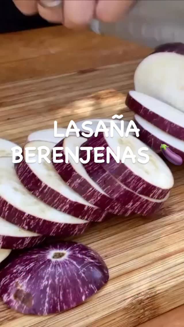 LASAÑA DE BERENJENAS 🍆 Y CARNE
Pocas Recetas tan sencillas son tan Deliciosas como la Lasaña de Berenjenas 🍆 y Carne 😋
Receta paso a paso en el Link de mi Biografía. (LinkTree)La puedes PREPARAR CON ANTELACIÓN;: Solo calentar y listo! 😃INGREDIENTES LASAÑA BERENJENAS Y CARNE
(Cantidades 4 - 6 personas)
4 Berenjenas Moradas
500 gr. Picadillo cerdo
200 gr. Queso cabra
100 gr. Queso Mozarella
1/2 litro leche
1 Chorreón Vino blanco
1 Cucharada Mantequilla
1 Cucharada Harina
1 Cebolla mediana
1 Diente Ajo
Punta Nuez Moscada
Comino, Tomillo, Orégano
Sal y Pimienta#guillerodriguez #lasaña #Berenjenas #Lasagna #Recetas #cocina #VideoReceta #food #foodies #foodlovers #foodstagram #instafood #reel #reels #reelsofinstagram