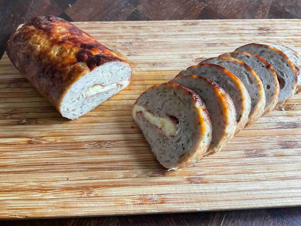 Pastel de pollo relleno de jamón y queso