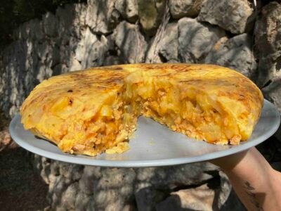 Tortilla de patatas con picadillo casero